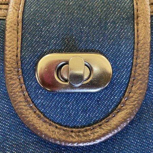 NWT * Gold Coast CROSSBODY Blue DENIM PURSE + Blue DENIM WATCH * 3 zip pockets - Picture 5 of 10